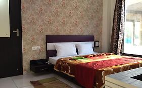 Hotel White City